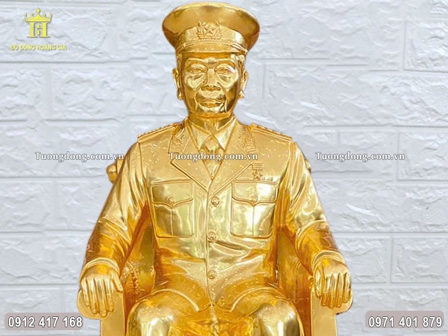 Gương mặt Bác được chạm khắc sắc nét, có hồn